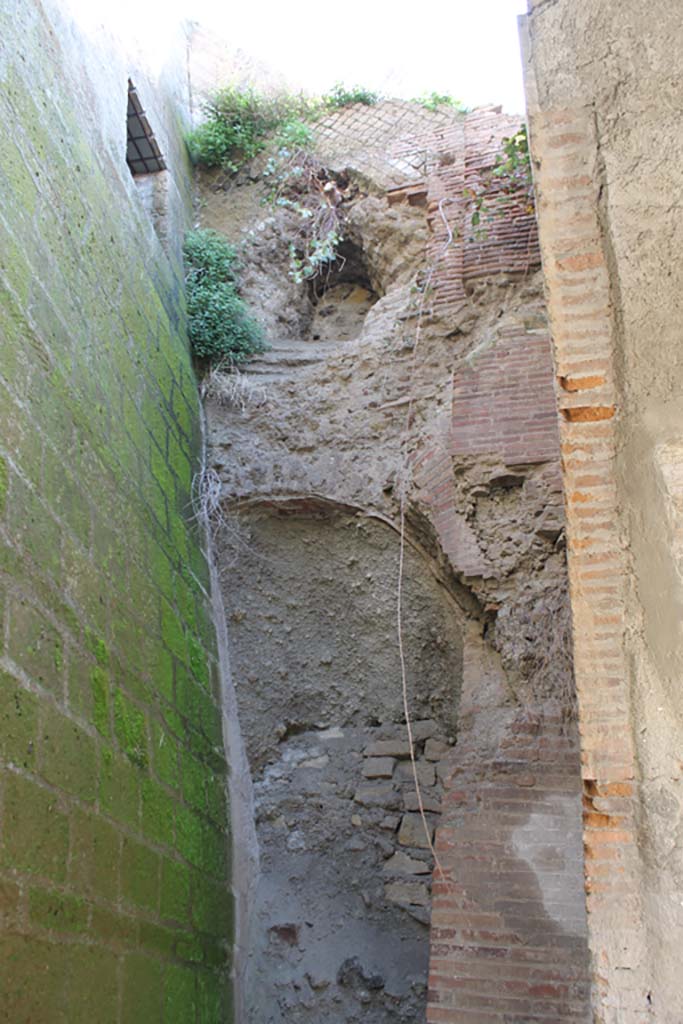 Herculaneum. March 2014. 
Looking east towards unexcavated behind the four-sided Arch, on right.
Foto Annette Haug, ERC Grant 681269 DÉCOR.